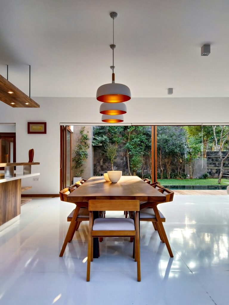 FURNITURE & DECOR